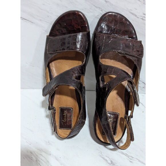 Clarks Women's Artisan Brown Croc Textured Patent Leather Sandals Size 9 - Picture 2 of 7